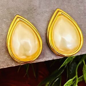 Vintage Pear Shaped Faux Pearl Gold Tone Earrings Elegant Evening Clip On 1453